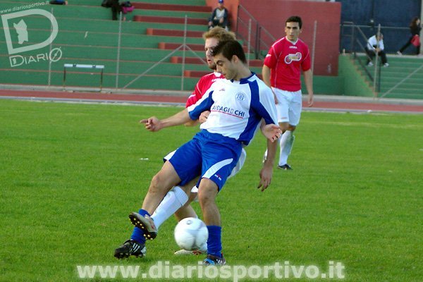 Capoterra-Barisardo 0-1, Stefano Catte tenta l'anticipo su Arialdo Angioni